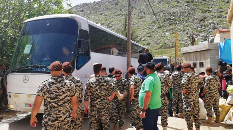 حافلة تقل سوريين تمهيداً لترحيلهم إلى بلادهم بإشراف الجيش اللبناني (وكالات)